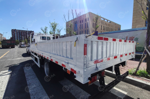 Бортовой грузовик ISUZU 4x2 дв 151kw кабина Elf кузов 6600х2400х550. Фото 2