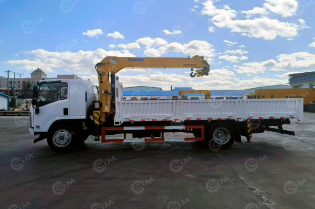 Бортовой грузовик ISUZU 4x2 дв 139kw гп 6т, c КМУ XCMG SQS157 гп 6,3т 4 секции 12.8м кузов 6000*2400*550 колеса 8.25R20 спальник, высокие передние аутригеры, съемные сходни, лебедка в кузове, корзина. Фото 2