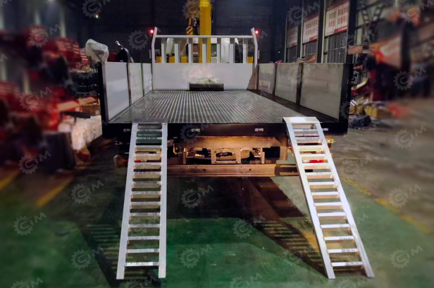 Бортовой грузовик ISUZU 4x2 дв 139kw гп 6т, c КМУ XCMG SQS157 гп 6,3т 4 секции 12.8м кузов 6000*2400*550 колеса 8.25R20 спальник, высокие передние аутригеры, съемные сходни, лебедка в кузове, корзина. Фото 4