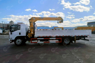 Бортовой грузовик ISUZU 4x2 дв 139kw гп 6т, c КМУ XCMG SQS157 гп 6,3т 4 секции 12.8м кузов 6000*2400*550 колеса 8.25R20 спальник, высокие передние аутригеры, съемные сходни, лебедка в кузове, корзина. Фото 2