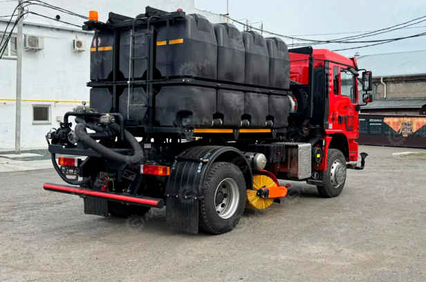 Комбинированная уборочная машина на базе шасси Shacman L3000 4х2 дв 174 Kw пластиковый бак 10м3 средняя щетка. Фото 2
