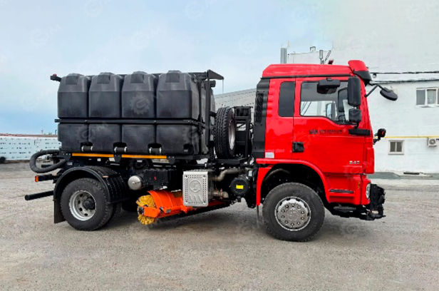 Комбинированная уборочная машина на базе шасси Shacman L3000 4х2 дв 174 Kw пластиковый бак 10м3 средняя щетка. Фото 4