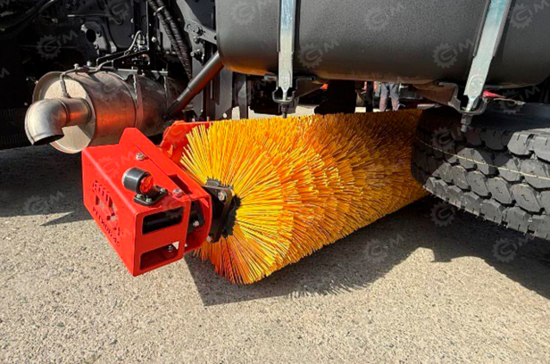 Комбинированная уборочная машина на базе шасси Shacman L3000 4х2 дв 174 Kw пластиковый бак 10м3 средняя щетка. Фото 3