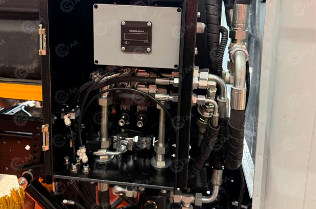 Комбинированная уборочная машина на базе шасси Shacman L3000 4х2 дв 174 Kw пластиковый бак 10м3 средняя щетка. Фото 6