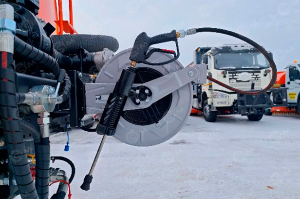 Комбинированная уборочная машина на базе шасси Shacman L3000 4х2 дв 174 Kw пластиковый бак 10м3 средняя щетка. Фото 5