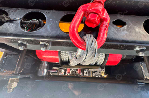 Бортовой грузовик ISUZU 4x4 самосвальный кузов дв 96kw с кму гп 3,5т высота подъема 17м с люлькой, лебедкой гп 3т. Фото 4