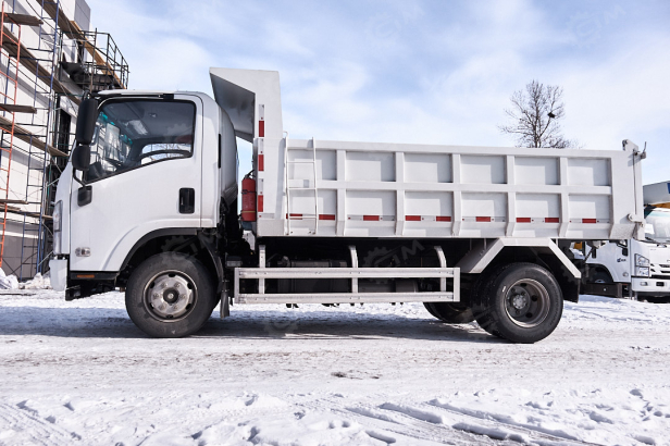 Самосвал ISUZU 4x2 дв 139kw средний подъёмник П-образный кузов гп 6 тонн 2024г.в.. Фото 10