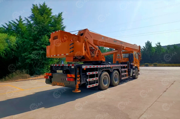 Автокран на шасси ISUZU 6x4 дв 221kw крановая установка VC66-30T гп 30т, стрела 42,5м + гусёк 8м отопитель кабины водителя Webasto и предпусковой подогреватель двигателя Webasto. Фото 2