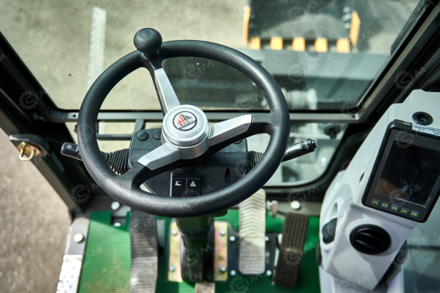 Экскаватор колесный YUGONG YG180 с подъемом кабины, лесозахват. Фото 17