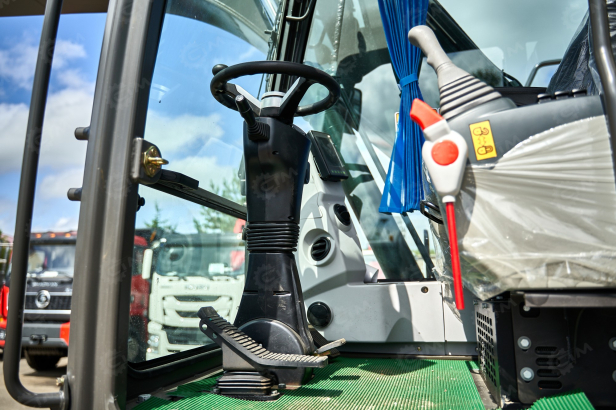 Экскаватор колесный YUGONG YG180 с подъемом кабины, лесозахват. Фото 21