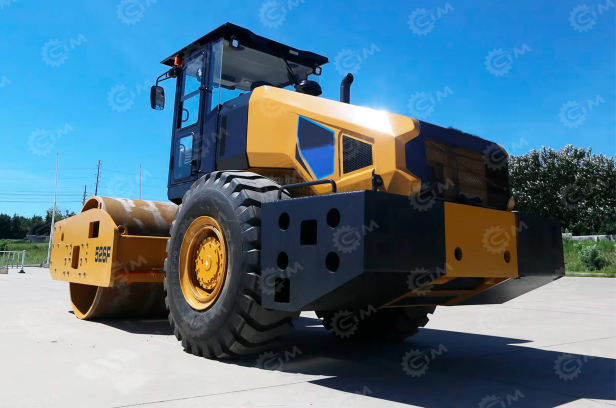 Каток грунтовый вибрационный SEM526F масса 26т. Фото 2