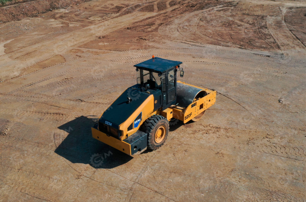 Каток грунтовый вибрационный SEM520F масса 20т. Фото 3