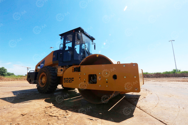 Каток грунтовый вибрационный SEM522F масса 22т. Фото 2