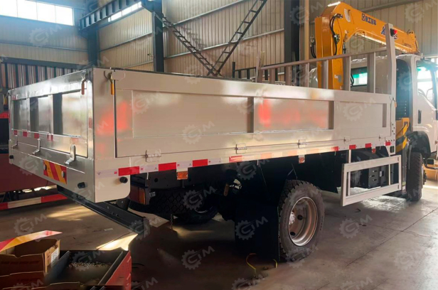 Бортовой грузовик ISUZU 4x2 дв 139kw кму XCMG SQS68-4, гп 3,2т стрела 10,2м кузов 4500х2200х550. Фото 3