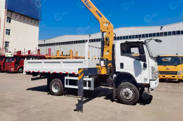 Бортовой грузовик ISUZU 4x2 дв 139kw кму XCMG SQS68-4, гп 3,2т стрела 10,2м кузов 4500х2200х550. Фото 2