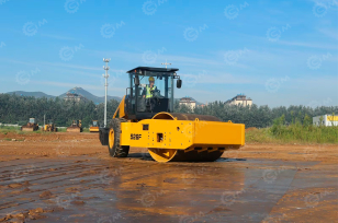 Каток грунтовый вибрационный SEM526F масса 26т. Фото 1