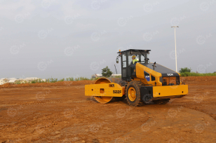 Каток грунтовый вибрационный SEM522F масса 22т. Фото 1