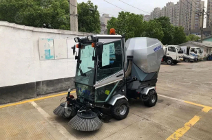 Подметально-уборочная машина MINGNUO MN-F2000 дизельная, всасывающая насадка, дополнительный комплект щеток (3шт). Фото 1