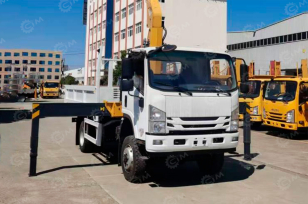 Бортовой грузовик ISUZU 4x2 дв 139kw кму XCMG SQS68-4, гп 3,2т стрела 10,2м кузов 4500х2200х550. Фото 1