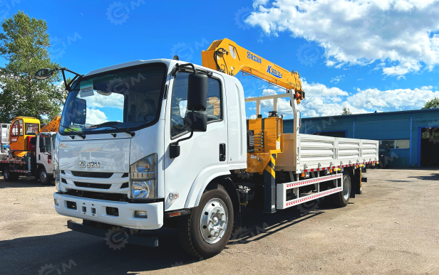 Бортовой грузовик ISUZU 4x2 дв 139kw гп 6 тонн c кму XCMG SQS125 гп 5т 4 секции стрела 11,2 кузов 5000х2400х550mm колёса 8.25R20 с корзиной. Фото 3