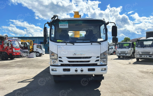 Бортовой грузовик ISUZU 4x2 дв 139kw гп 6 тонн c кму XCMG SQS125 гп 5т 4 секции стрела 11,2 кузов 5000х2400х550mm колёса 8.25R20 с корзиной. Фото 2