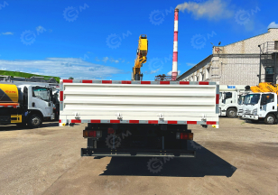 Бортовой грузовик ISUZU 4x2 дв 139kw гп 6 тонн c кму XCMG SQS125 гп 5т 4 секции стрела 11,2 кузов 5000х2400х550mm колёса 8.25R20 с корзиной. Фото 4