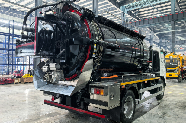 Илосос с размывом (каналопромывочная) на шасси ISUZU 6x4 дв 309kw бочка для сточных вод 15 м³, чистой воды 5м³ насос JUROP DL300 задняя крышка открывается, нержавеющий отражатель, насос PINFU255, ПДУ. Фото 3