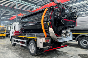 Илосос с размывом (каналопромывочная) на шасси ISUZU 6x4 дв 309kw бочка для сточных вод 15 м³, чистой воды 5м³ насос JUROP DL300 задняя крышка открывается, нержавеющий отражатель, насос PINFU255, ПДУ. Фото 1