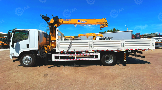 Бортовой грузовик ISUZU 4x2 дв 139kw гп 6т, c КМУ XCMG SQS157 гп 6,3т 4 секции 12.8м кузов 6000*2400*550 колеса 8.25R20 спальник, задние аутригеры, алюминиевый борт, корзина. Фото 4