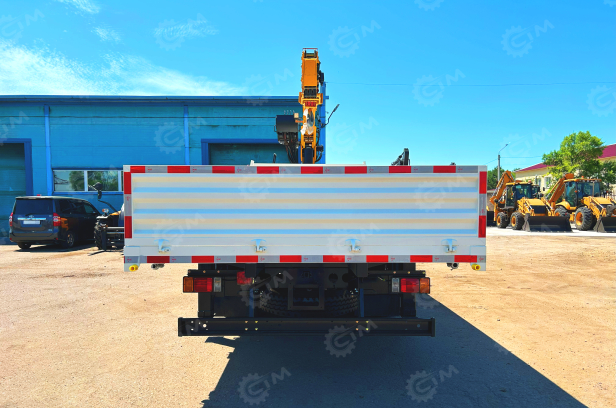 Бортовой грузовик ISUZU 4x2 дв 139kw гп 6т, c КМУ XCMG SQS157 гп 6,3т 4 секции 12.8м кузов 6000*2400*550 колеса 8.25R20 спальник, задние аутригеры, алюминиевый борт, корзина. Фото 6