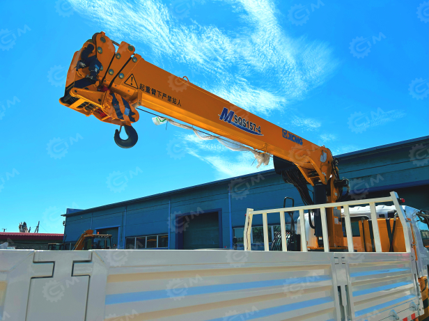 Бортовой грузовик ISUZU 4x2 дв 139kw гп 6т, c КМУ XCMG SQS157 гп 6,3т 4 секции 12.8м кузов 6000*2400*550 колеса 8.25R20 спальник, задние аутригеры, алюминиевый борт, корзина. Фото 10