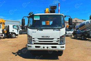 Бортовой грузовик ISUZU 4x2 дв 139kw гп 6т, c КМУ XCMG SQS157 гп 6,3т 4 секции 12.8м кузов 6000*2400*550 колеса 8.25R20 спальник, задние аутригеры, алюминиевый борт, корзина. Фото 2