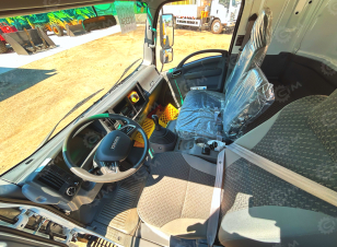 Бортовой грузовик ISUZU 4x2 дв 139kw гп 6т, c КМУ XCMG SQS157 гп 6,3т 4 секции 12.8м кузов 6000*2400*550 колеса 8.25R20 спальник, задние аутригеры, алюминиевый борт, корзина. Фото 3