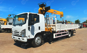 Бортовой грузовик ISUZU 4x2 дв 139kw гп 6т, c КМУ XCMG SQS157 гп 6,3т 4 секции 12.8м кузов 6000*2400*550 колеса 8.25R20 спальник, задние аутригеры, алюминиевый борт, корзина. Фото 1