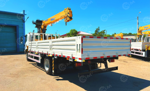 Бортовой грузовик ISUZU 4x2 дв 139kw гп 6т, c КМУ XCMG SQS157 гп 6,3т 4 секции 12.8м кузов 6000*2400*550 колеса 8.25R20 спальник, задние аутригеры, алюминиевый борт, корзина. Фото 5