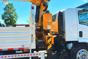 Бортовой грузовик ISUZU 4x2 дв 139kw гп 6т, c КМУ XCMG SQS157 гп 6,3т 4 секции 12.8м кузов 6000*2400*550 колеса 8.25R20 спальник, задние аутригеры, алюминиевый борт, корзина. Фото 11