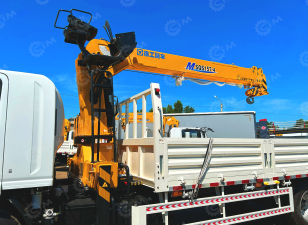 Бортовой грузовик ISUZU 4x2 дв 139kw гп 6т, c КМУ XCMG SQS157 гп 6,3т 4 секции 12.8м кузов 6000*2400*550 колеса 8.25R20 спальник, задние аутригеры, алюминиевый борт, корзина. Фото 12