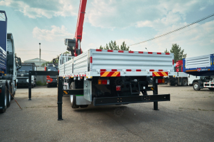 Бортовой грузовик ISUZU 4x2 дв 151kw гп 10 тонн c кму VIGRUS SHS2006 гп 8 тонн 6 секций 20м кузов 6500*2470*550 с буром, диаметр бура 400мм, длина 3м, корзина. Фото 2