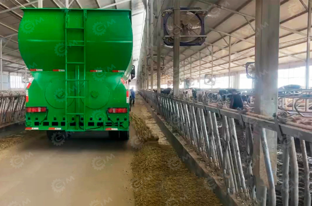 Смеситель кормораздатчик на шасси ISUZU 4х2 дв 177kw 24m³. Фото 3