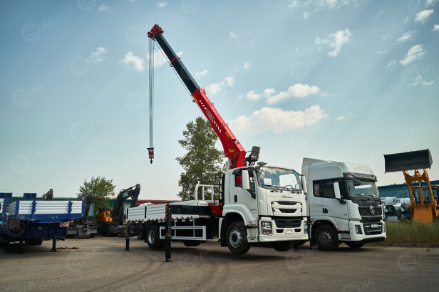 Бортовой грузовик ISUZU 4x2 дв 151kw гп 10 тонн c кму VIGRUS SHS2006 гп 8 тонн 6 секций 20м кузов 6500*2470*550 пульт ДУ. Фото 7