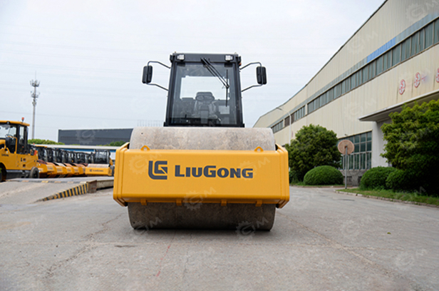 Каток грунтовый LiuGong 6620EG4 масса 20т. Фото 2