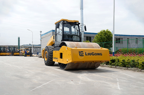 Каток грунтовый LiuGong 6620EG4 масса 20т. Фото 3