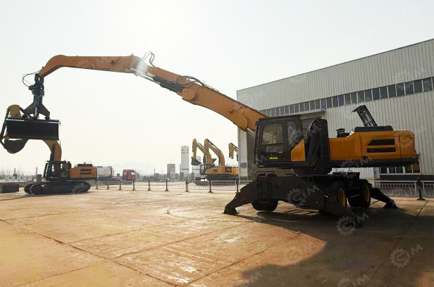 Перегружатель колесный XCMG XE480WGM с подъёмной кабиной, грейферный ковш 3,5м3, лепестковый грейфер, магнит со станцией. Фото 2