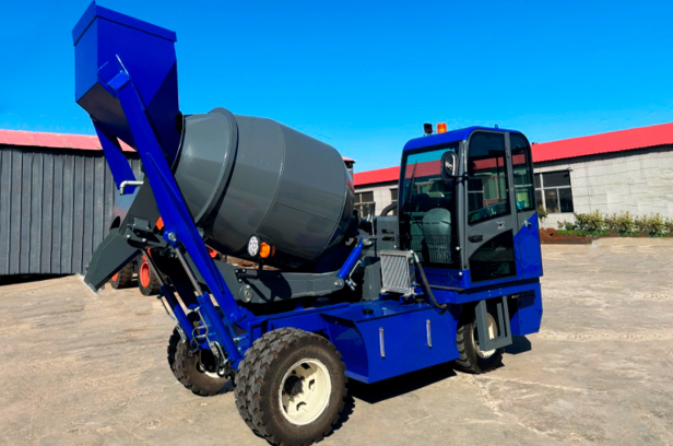 Самозагружающий самоходный бетоносмеситель YUGONG SDM1200 ковш с гидрозапором. Фото 2