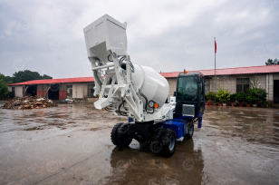 Самозагружающий самоходный бетоносмеситель YUGONG SDM1200 ковш с гидрозапором. Фото 1
