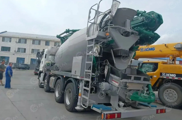 Автобетоносмеситель на шасси ISUZU 8x4 дв 309 Kw, бочка 7м3 с распределительной стрелой 28м и насосом. Фото 2