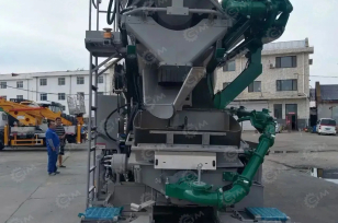 Автобетоносмеситель на шасси ISUZU 8x4 дв 309 Kw, бочка 7м3 с распределительной стрелой 28м и насосом. Фото 3