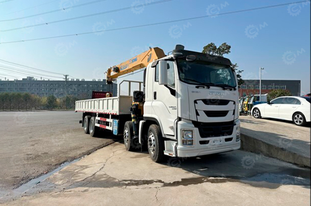 Бортовой грузовик ISUZU 8x4 дв 338kw с КМУ XCMG SQS350-5 гп 14 тонн 5 секций длина стрелы 19,6м  кузов 8200х2450х550mm. Фото 2