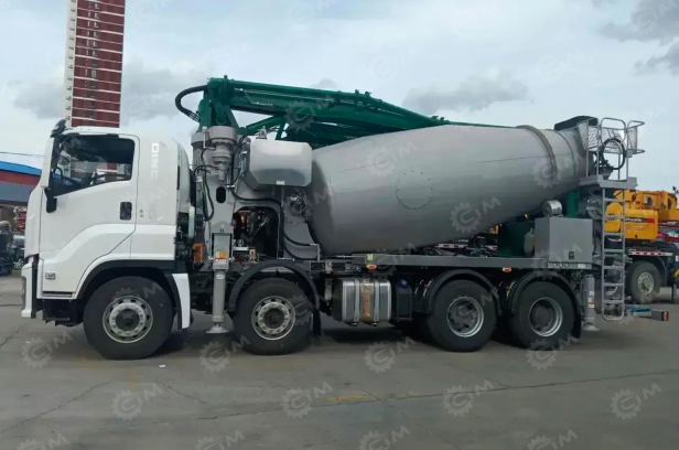 Автобетоносмеситель на шасси ISUZU 8x4 дв 309 Kw, бочка 7м3 с распределительной стрелой 28м и насосом. Фото 2