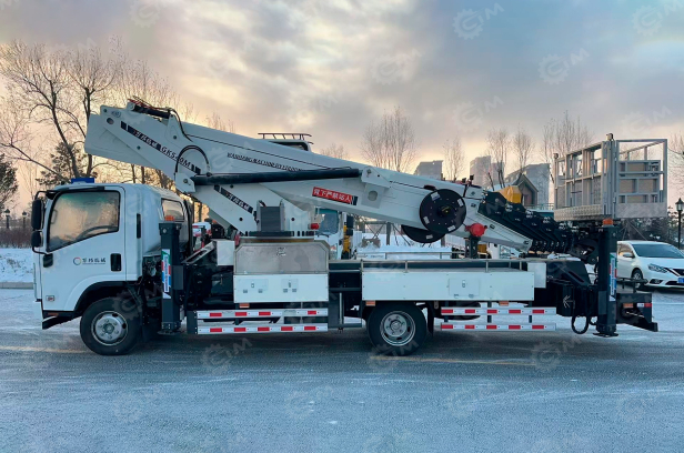 Автовышка WANBANG GKS36 на шасси ISUZU 4Х2 дв 139kw высота подъёма 36м гп корзины 400кг. Фото 2